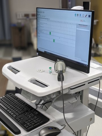 Picture of the Marsupial EMR workstation-on-wheels.